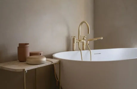 Bézs színű beton fürdő kialakítása mikrocement, dekorbeton segítségével