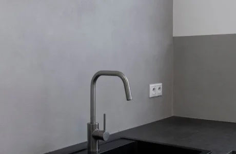 Beton konyhapult és konyhahátfal kialakítása mikrocement segítségével